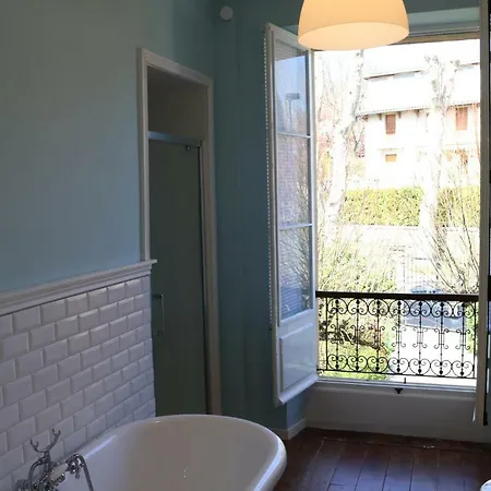 Maison Carree - *